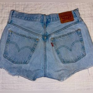 Levi’s 501 mid rise shorts, size 26